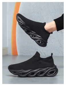 Detail van zwarte gebreide sneakers met gedempte holle golfzool en instapontwerp