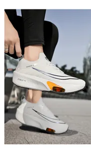 Détail de chaussures de course blanches avec semelle creuse et coussin d'air orange vif
