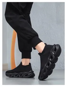 Zijaanzicht van zwarte ademende gebreide sneakers met unieke holle sculptuurzool