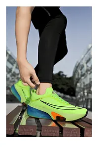 Vue en contre-plongée de chaussures de course vert fluo avec coussins d'air orange