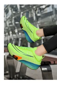 Détail de chaussure de course en maille vert néon avec semelle à coussin d'air orange