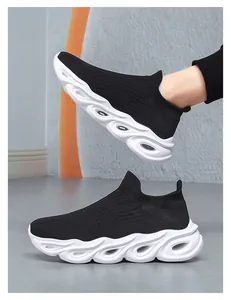 Detail van zwarte gebreide sneakers met een unieke golvende vlam holle buitenzool