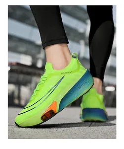Détail d'une chaussure de sport avec tige en maille et coussin d'air orange au talon