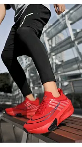 Gros plan sur chaussure de course rouge en mesh respirant avec semelle épaisse amortissante
