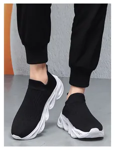 Zijaanzicht van zwarte gebreide hardloopschoenen met dikke witte golfzolen voor fitness