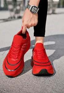 Gros plan sur le tissu en maille rouge respirant et la semelle amortie des baskets