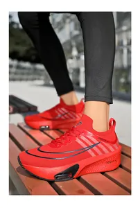 Détail de chaussure de course rouge respirante avec semelle à coussin d'air