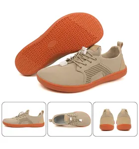 Dettaglio scarpe a piedi nudi color kaki con mesh traspirante e suola in gomma arancione