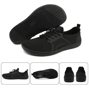 Dettaglio macro di scarpe a piedi nudi nere con mesh traspirante e suola in gomma