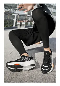 Gros plan sur le tissu en maille respirant et les unités d'air orange des chaussures