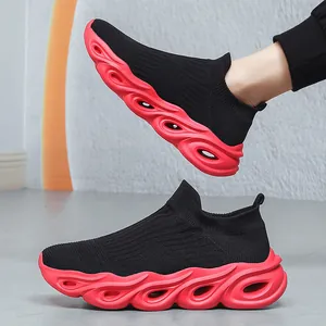 Ademende herensneakers van zwart breisel met rode holle golfzool voor fitness en sport