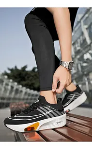 Détail de chaussures de running avec maille respirante et coussin d'air orange visible