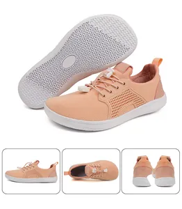 Dettaglio della tomaia in mesh traspirante e suola antiscivolo su sneaker arancione rosa