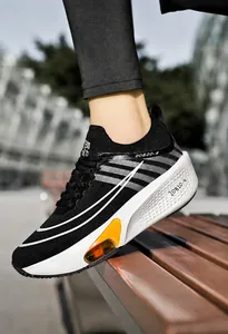 Détail de la chaussure de course en maille respirante avec coussin d'air orange visible