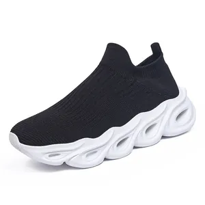 Ademende heren sneakers van zwart breisel met witte golfvormige platformzolen