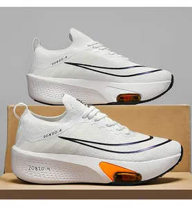 Détail de chaussure de running légère avec maille respirante et coussin d'air orange