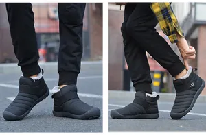Details schwarzer Schneestiefel mit Klettverschluss und dickem weißen Fleecefutter