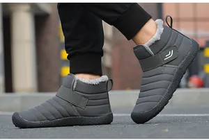 Outdoor-Aufnahme grauer Schneestiefel mit warmem Kunstfellfutter und Klettverschluss