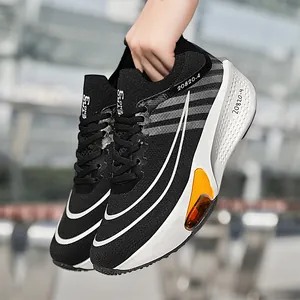 Détail des chaussures de course légères avec coussin d'air orange et tissu respirant