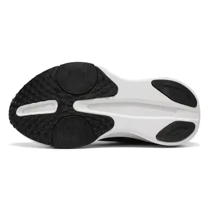 Détail de la semelle de chaussure de course légère avec motif en caoutchouc antidérapant
