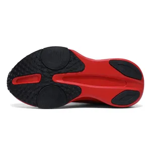 Détail de la semelle en caoutchouc antidérapante rouge et noire d'une chaussure de sport