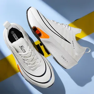 Vue de dessus de baskets de running blanches respirantes avec coussin d'air orange vif
