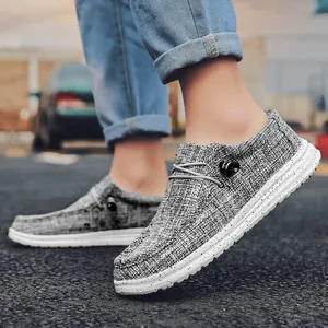 Détails des mocassins en toile grise avec coutures mocassin et semelles mouchetées