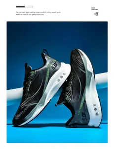 Détail d'une chaussure de course pro avec semelle épaisse et tige en cuir noir et gris
