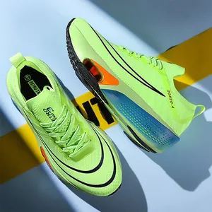 Vue de dessus de baskets flyknit vert fluo avec semelle amortissante dégradé bleu