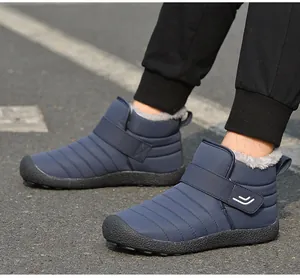 Details von dunkelblauen Schneestiefeln mit Fleece-Futter und Klettverschluss für Winter
