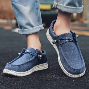 Gros plan de mocassins en toile bleu denim avec cordon élastique et semelle mouchetée