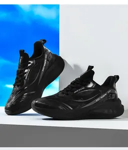 Vue détaillée de la tige en maille respirante et du marquage TICENG sur les chaussures noires