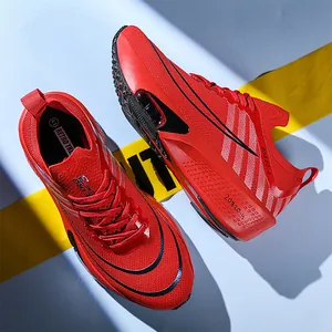 Vue détaillée de dessus de baskets de course rouges légères avec semelles amortissantes