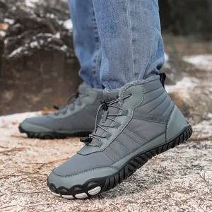 Détail de bottes d'hiver imperméables dans la neige avec doublure polaire et semelle
