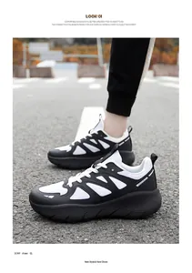 Dettaglio di sneaker bicolore in mesh traspirante con suola spessa e ammortizzazione