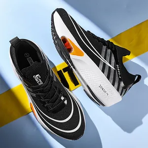 Détail de la tige en maille respirante et coussin d'air orange sur les chaussures de course