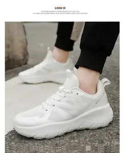 Primo piano di sneaker chunky bianche su asfalto con tessuto mesh e suola antiscivolo