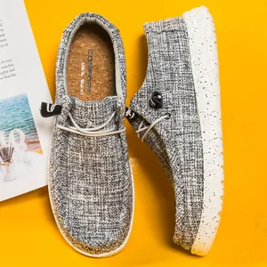 Détail d'un mocassin en toile grise avec semelle intérieure en liège et mouchetée