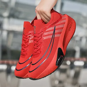 Détail de chaussure de course rouge respirante avec semelle à coussin d'air et code