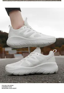 Dettaglio di sneaker bianche alla moda con inserti in mesh e suole spesse a plateau