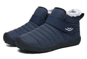 Seitenansicht der blauen Wintersneaker mit warmem Kunstfellfutter und Klettverschluss