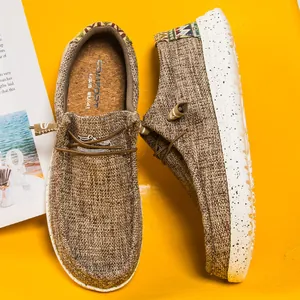 Détail de mocassins en toile marron avec motif tribal et semelles confort en liège