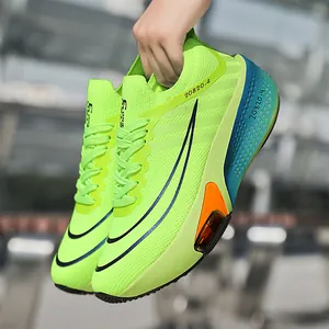 Gros plan sur chaussure de course légère avec mesh vert et semelle dégradée