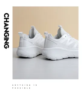 Dettaglio delle sneakers bianche chunky con mesh traspirante e suola spessa resistente