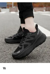 Vista macro laterale di scarpe da corsa in mesh nero traspirante su asfalto