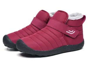 Detailansicht der weinroten Schneestiefel mit dickem Futter aus Lammfell-Imitat