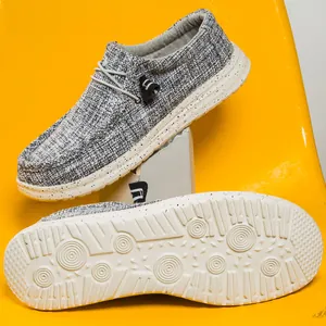 Détails de mocassins en toile grise avec semelle plateforme mouchetée et lacets élastiques