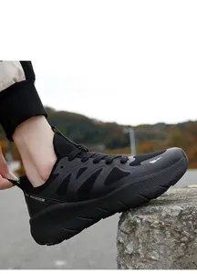 Dettaglio di scarpe da corsa nere ammortizzate con mesh traspirante su una strada