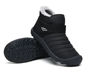 Detail der schwarzen Winterstiefel mit dickem Kunstfellfutter und rutschfester Gummisohle