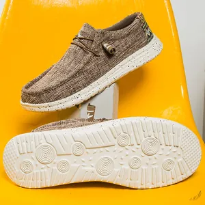 Détails des mocassins en toile marron avec semelle antidérapante et sangle ethnique
